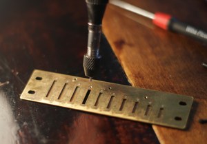 Ruuvi kiinni kielilaattaan. Tällä työkalulla ei tarvitse vielä kiristää ruuvia.