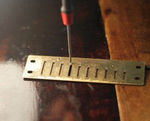 Ruuvin kiristäminen tapahtuu ruuvimeisselillä.